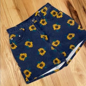 90s Vintage sunflower denim shorts